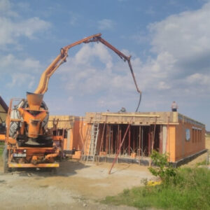 maszyna zalewająca beton budowa domu